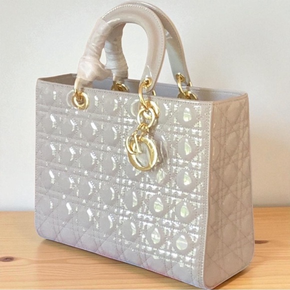 New Elegant Light Grey Patent Leather Quilted Handbag - Picture 3 of 7